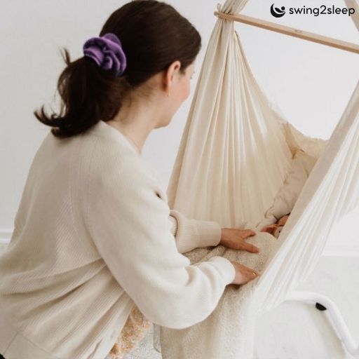 Baby an Federwiege gewöhnen