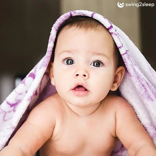 Baby mit Handtuch kalter Schweiß