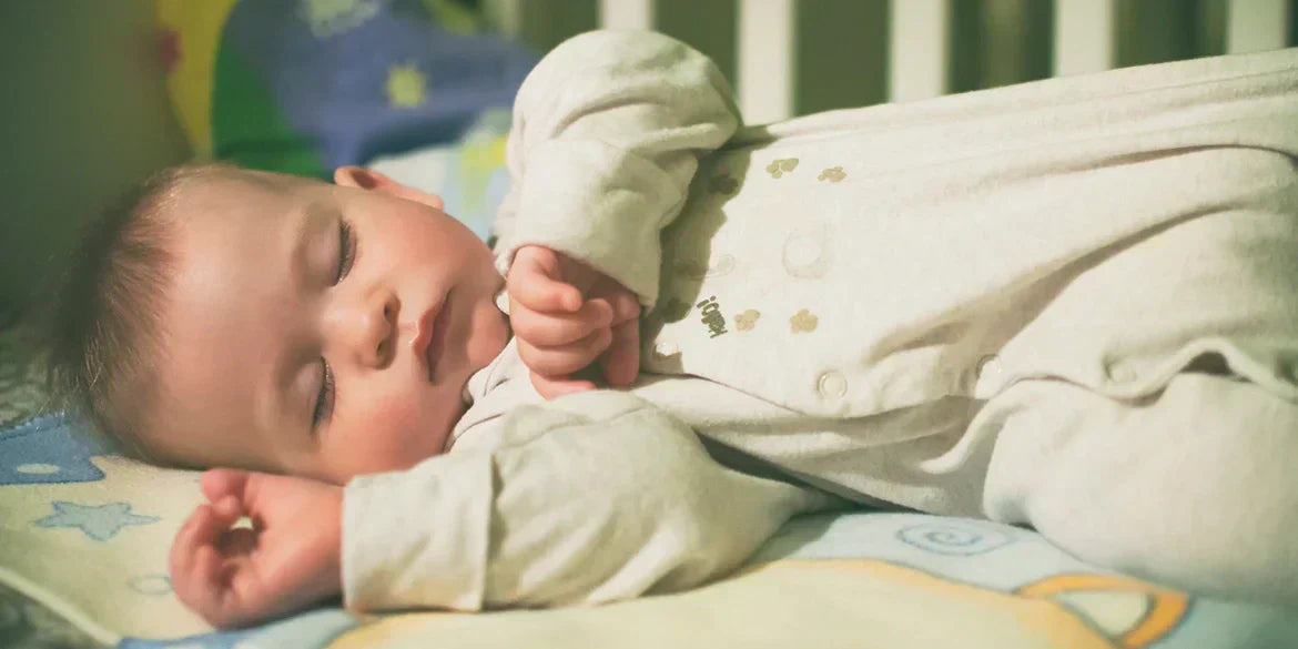 Baby im Strampelanzug schläft