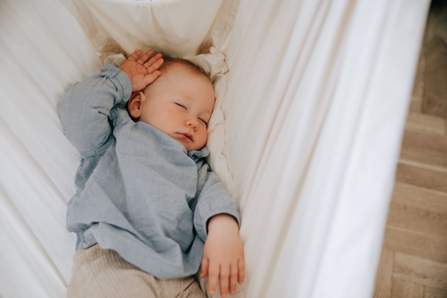 Eine Federwiege mit Motor wiegt ein Baby in den Schlaf